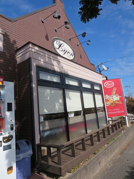 リヨンsudaトロワの看板。