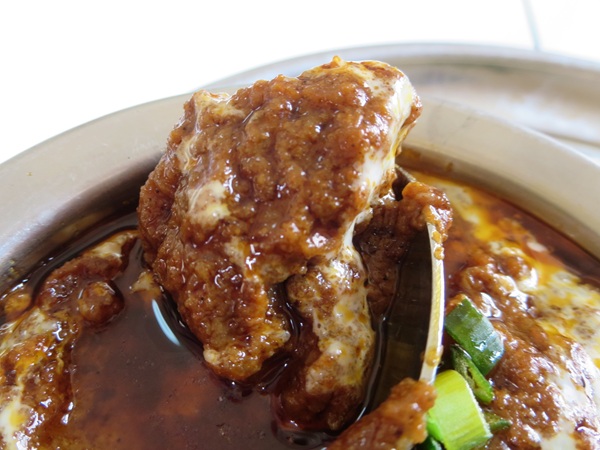 インドレストラン ディルクースのマトンカレー&チーズナンの羊肉の近影画像。