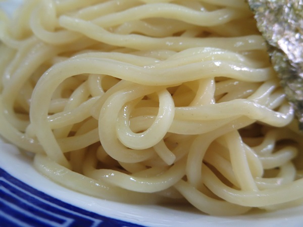 中華そば 亀喜屋のつけそばの麺の近影画像。