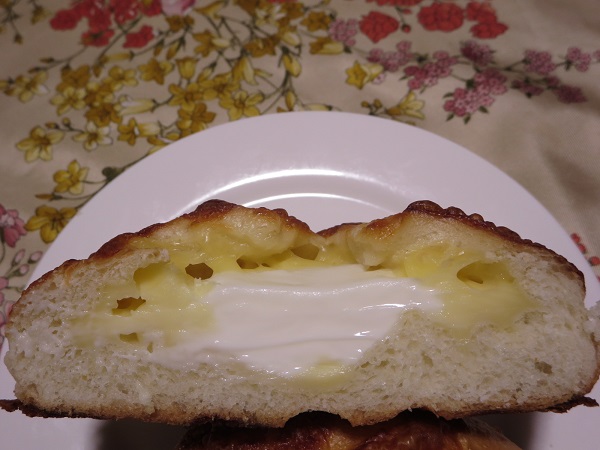 リヨンライズののびーるチーズブールの断面の近影画像。
