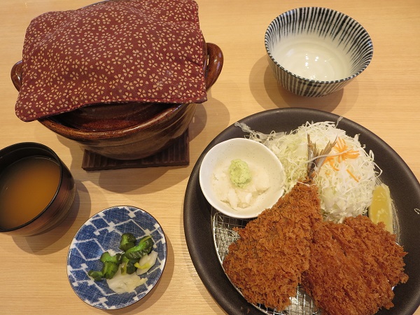 とんかつ神楽坂さくらのあじフライとロースかつ定食の全体画像。