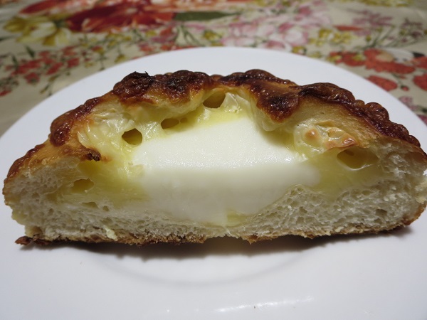 リヨンライズののびーるチーズブールのトースト後の近影画像。