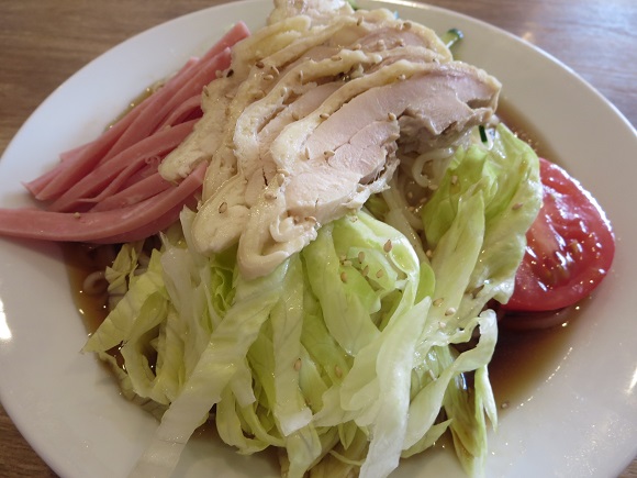 味華の棒棒鶏冷麺からの近影。