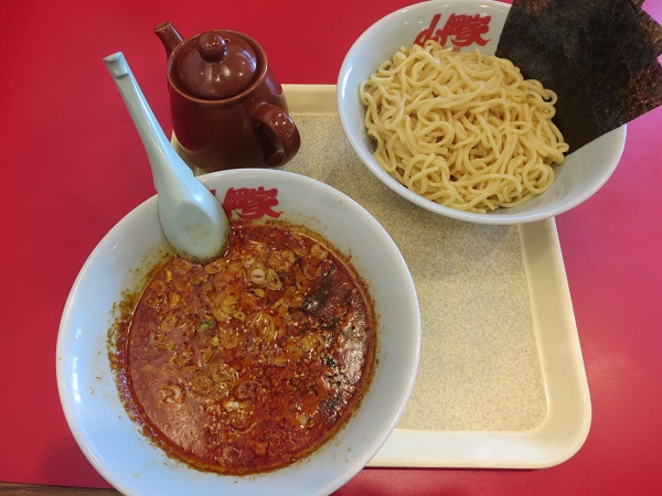 ラーメン山岡家の辛味噌つけ麺の全体画像。