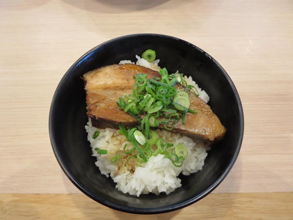 味噌屋蔵之介の旨とろ角煮丼の全体画像。