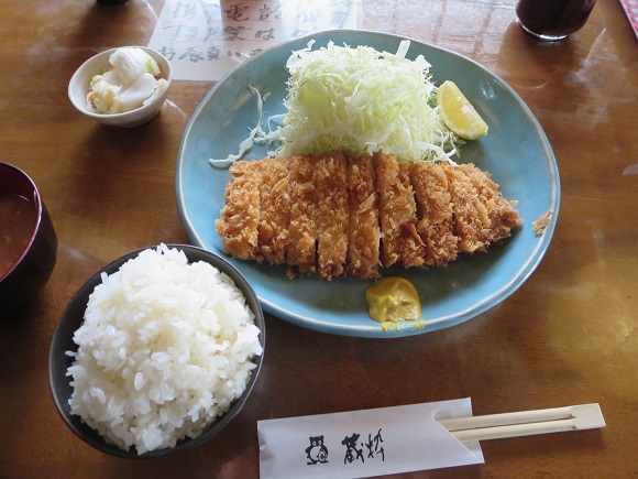 酒房蔵粋のロースカツ定食（200ｇ）の姿見。