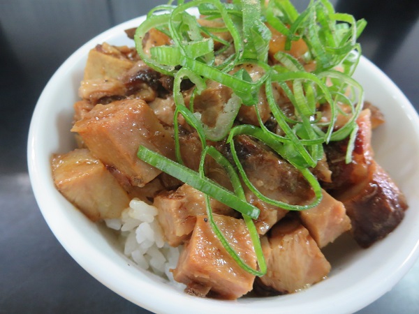 中華そば 亀喜屋のチャーシュー丼の近影画像。