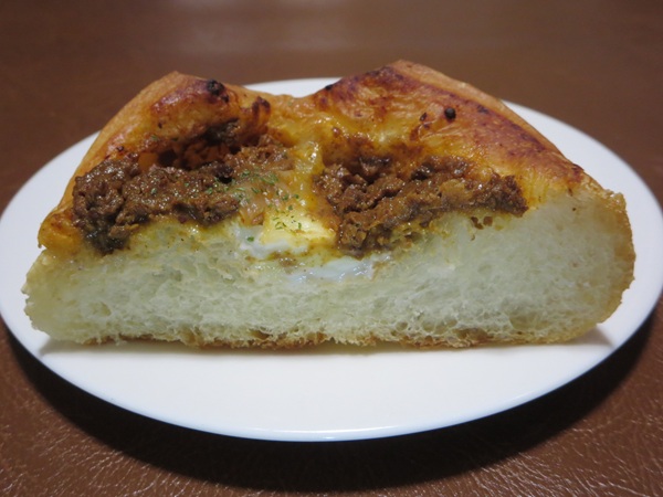 Le Pain Bon Bonのチーズカレーフランスの断面の近影画像。