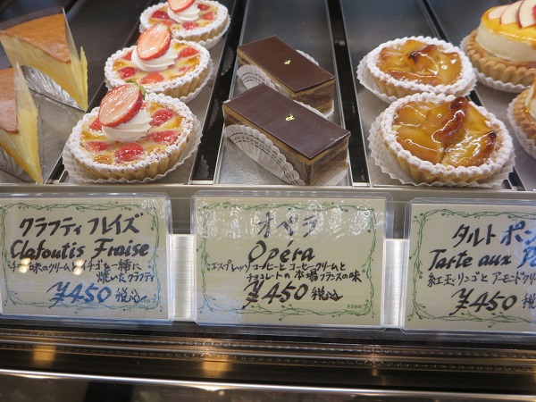 フランス菓子イヴリーヌのオペラが置かれているショーケース。