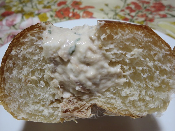 Le Pain Bon Bonのバターロールサンドイッチ（ツナサラダ）の断面の近影画像。