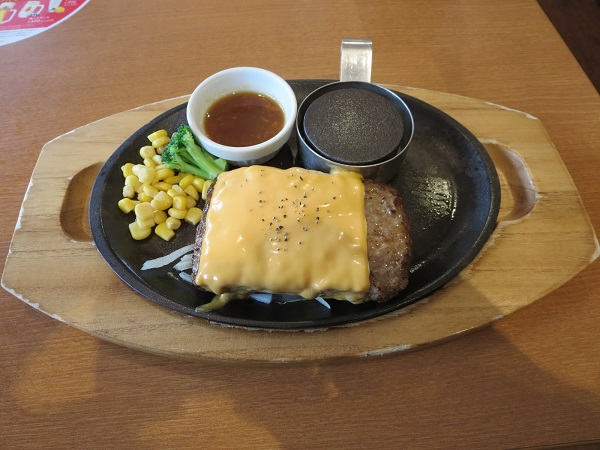 ココスのビーフハンバーグステーキチェダーチーズの全体画像。