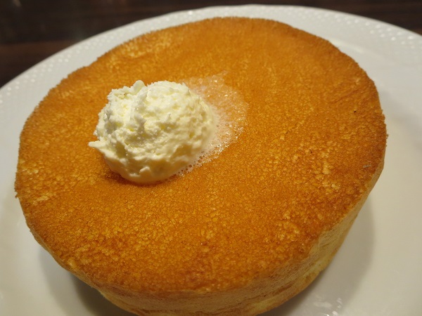星野珈琲店のスフレパンケーキ つぶあん＆ホイップのパンケーキの近影画像その2。