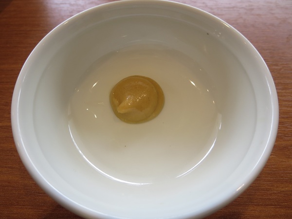ココスのローストビーフと赤海老の冷やし中華の別皿の辛子の画像。