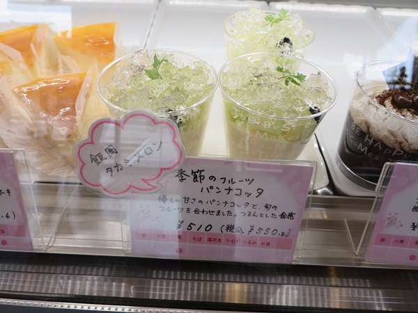 パティスリー エールダンジュの季節のフルーツパンナコッタが置かれているショーケース。