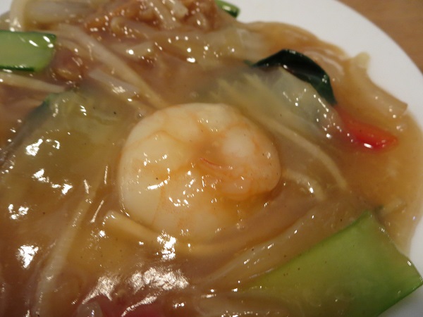 辣碗のあんかけ五目焼きそばの海老の近影画像。