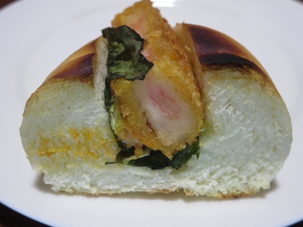 Boulangerie MASSAのエビカツコッペのトースト後の断面の近影画像。