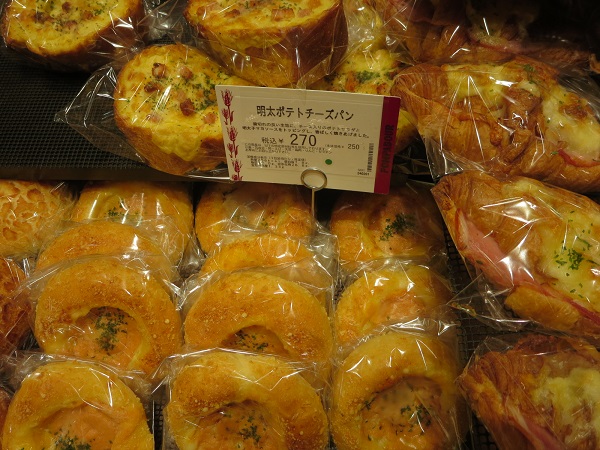 ポンパドウルの明太ポテトチーズパンが置かれている陳列棚。