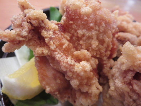 南房総やまと寿司の鶏唐揚げの別角度からの近影画像