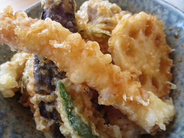 とんでんのランチ 天丼・うどんの海老天の近影画像。