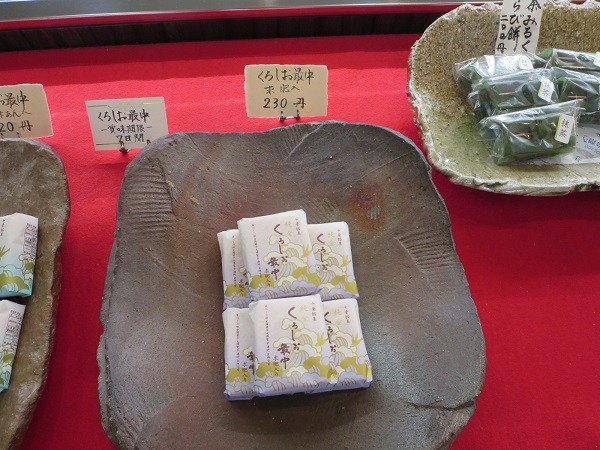 新松月のくろしお最中・求肥入りが収められている陳列棚。