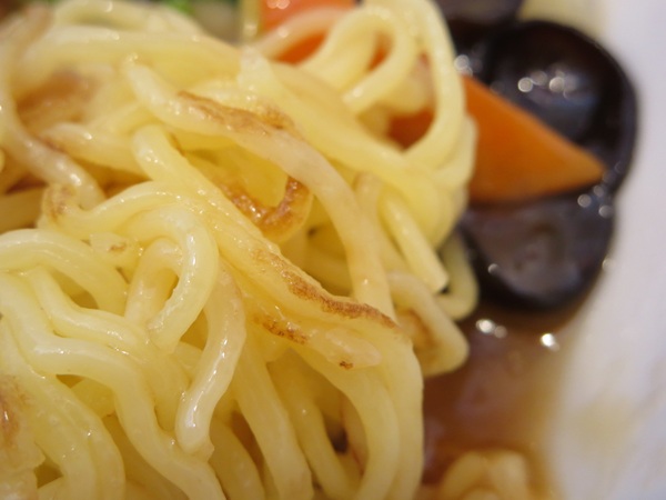 今日海飯店の五目あんかけ焼きそばの麺の焼き目の部分の近影画像。
