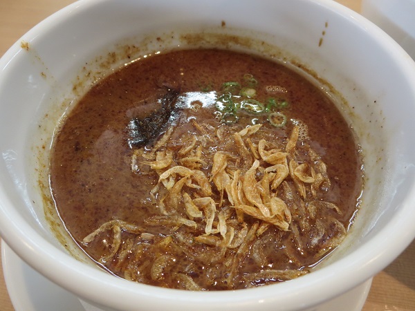 らぁ麺はやし田の海老つけ麺のつけ汁の近影画像。