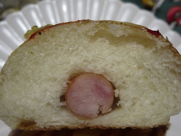 麻布十番モンタボーのあらびきソーセージの断面の近影画像。