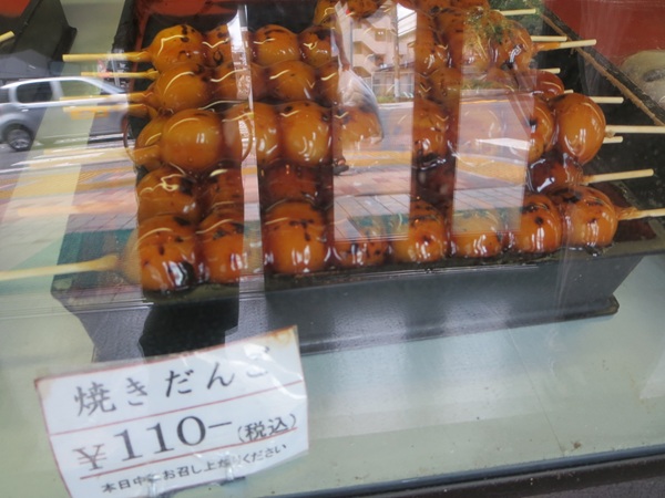 五の橋伊勢屋の焼きだんごが置かれているショーケース。