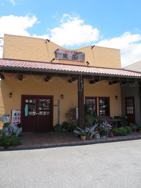 黒船菓子店の看板と入口。