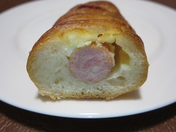 パンとお菓子の店 tocotocoのシャウエッセンゴーダクリームの断面の近影画像。