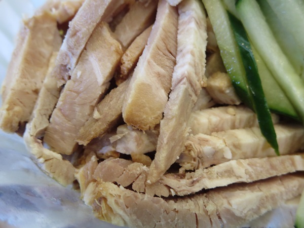 大衆中華ホサナの冷やし中華の叉焼の近影画像。