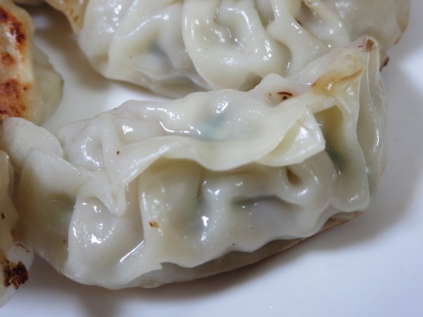 好餃子の黒豚餃子の焦げ目のついていない側の近影。