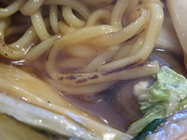 海味鮮の五目焼きそばの麺の焼き目の近影画像。