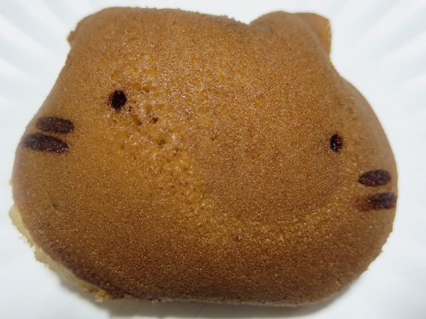 餅萬の浦安にゃんこの近影画像。
