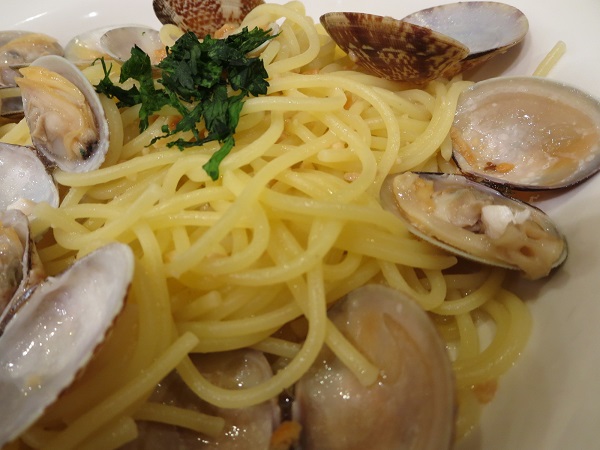 ポポラマーマのボンゴレ・ビアンコの麺の近影画像。