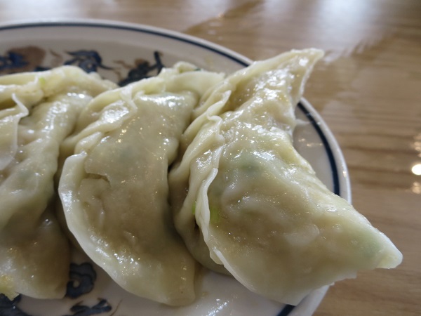 味香園の焼き餃子の焦げ目が付いていない側の近影画像。