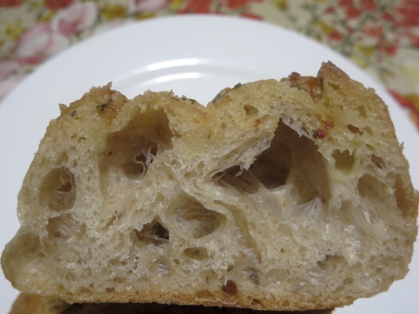 石窯パン工房 サフランのガーリックフランスの断面の近影画像。