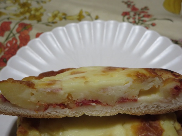 サフラン・フルールのポテトピザの断面の近影画像。