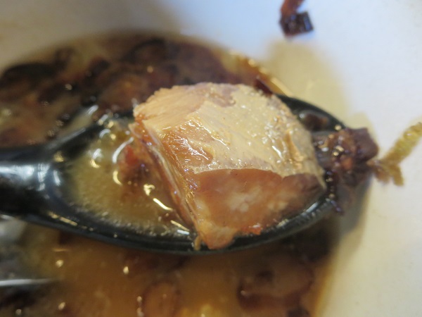 らーめん五衛門のまるきんつけ麺の叉焼の近影画像。