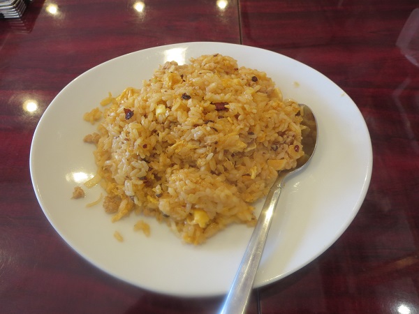 味府中華居酒屋の味府特製チャーハンの全体画像。