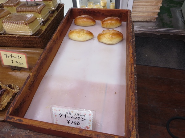 Fine Breadのクリームパンが置かれている陳列棚。