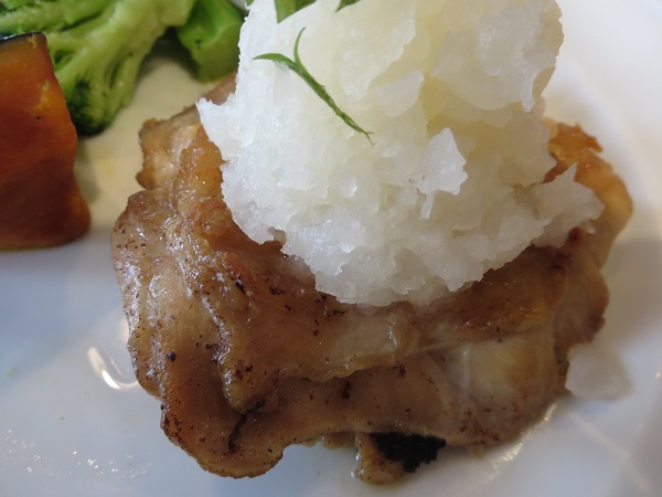 ココスの鬼おろしチキンステーキの大根おろしが乗ったチキンステーキの近影画像。
