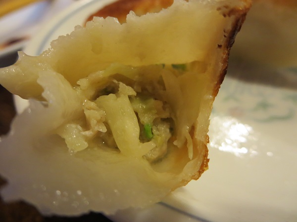光そばの餃子の断面の近影画像。