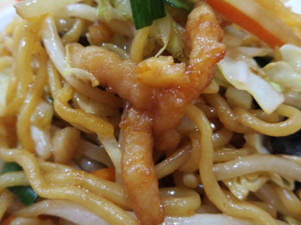 晴晴飯店の上海焼きそばの豚肉の近影画像。