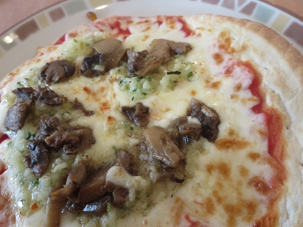 サイゼリヤの野菜ときのこのピザの近影写真。