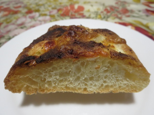 牧場のパン屋さんリヨンの塩パンチーズのトースト後の近影画像。