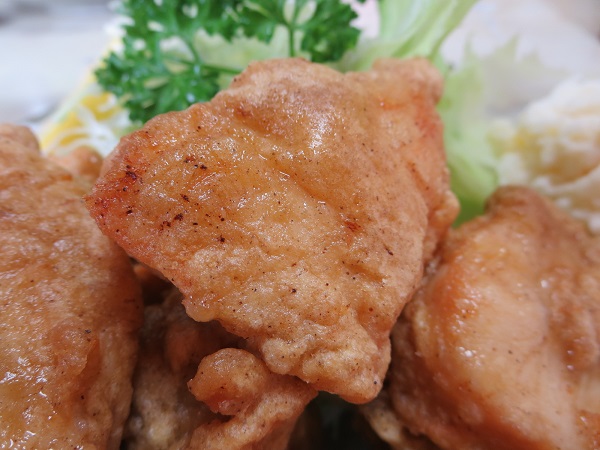 とんかつ おぎの唐揚げ定食の唐揚げの近影画像。