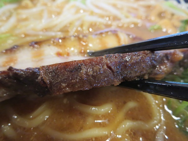 味噌屋蔵之介の元祖味噌らーめんの側面の近影画像。