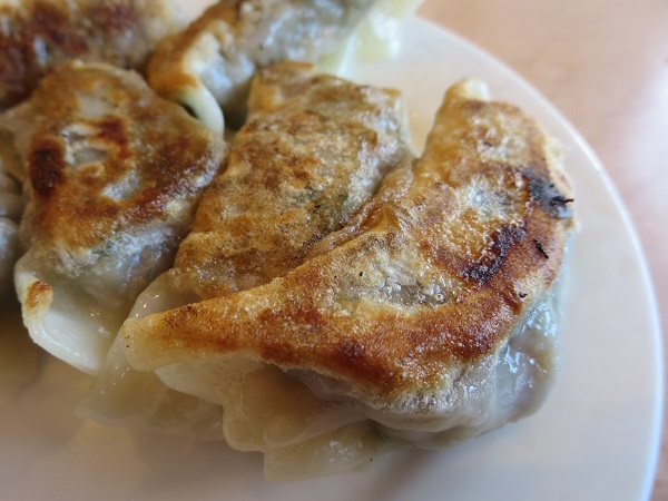 福満苑の焼き餃子の近影写真。