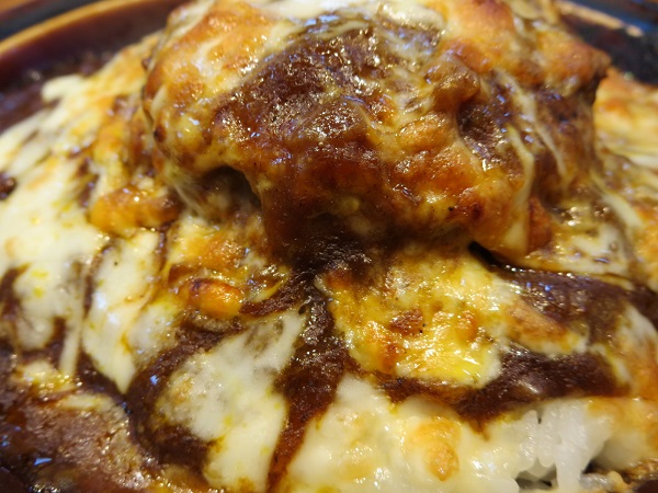 デニーズのハンバーグカレードリアの別角度からの近影画像。
